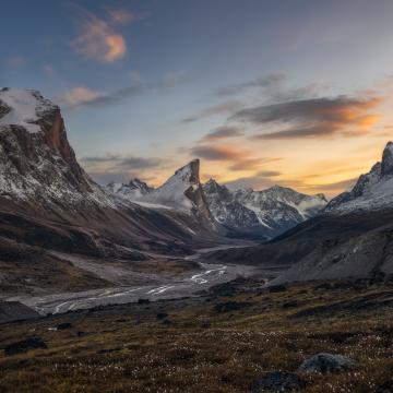 Montagnes enneigées au soleil couchant. 